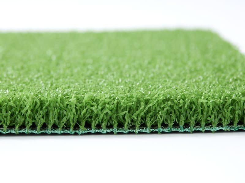 Переход между газоном и резиновым полом в спортзале с использованием 1 см амортизатора для выравнивания